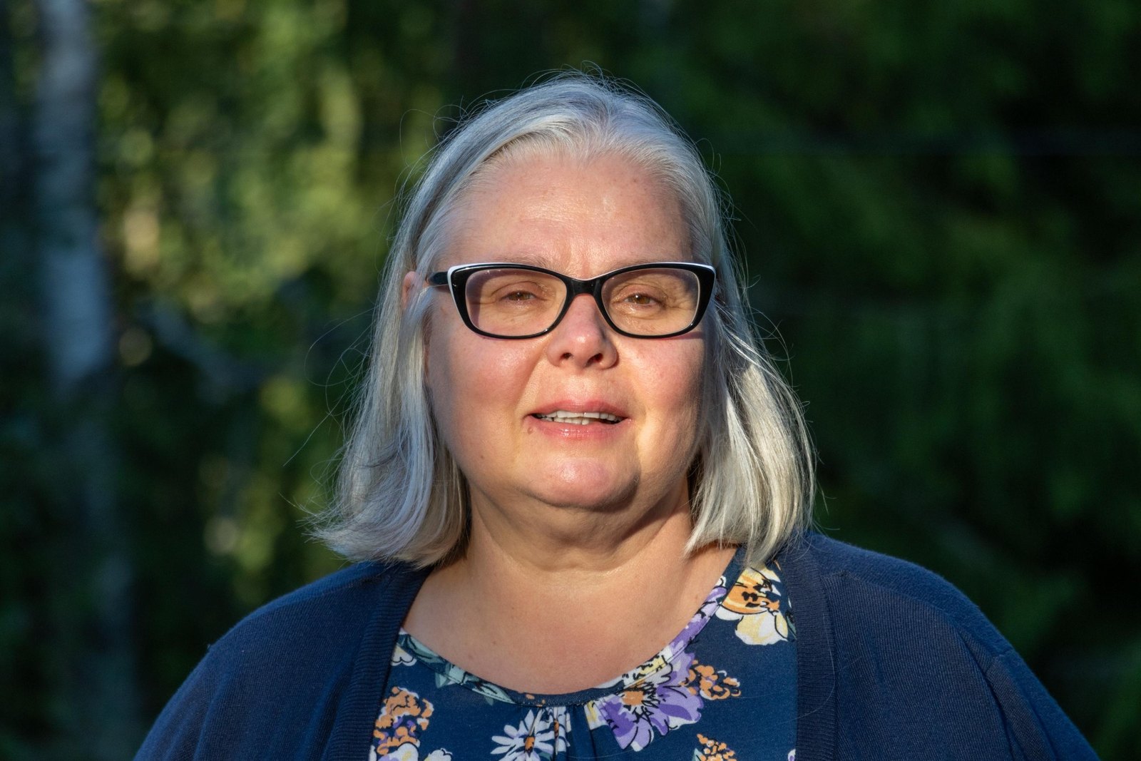 Runoilija Maarit Kalliomäki luonnossa